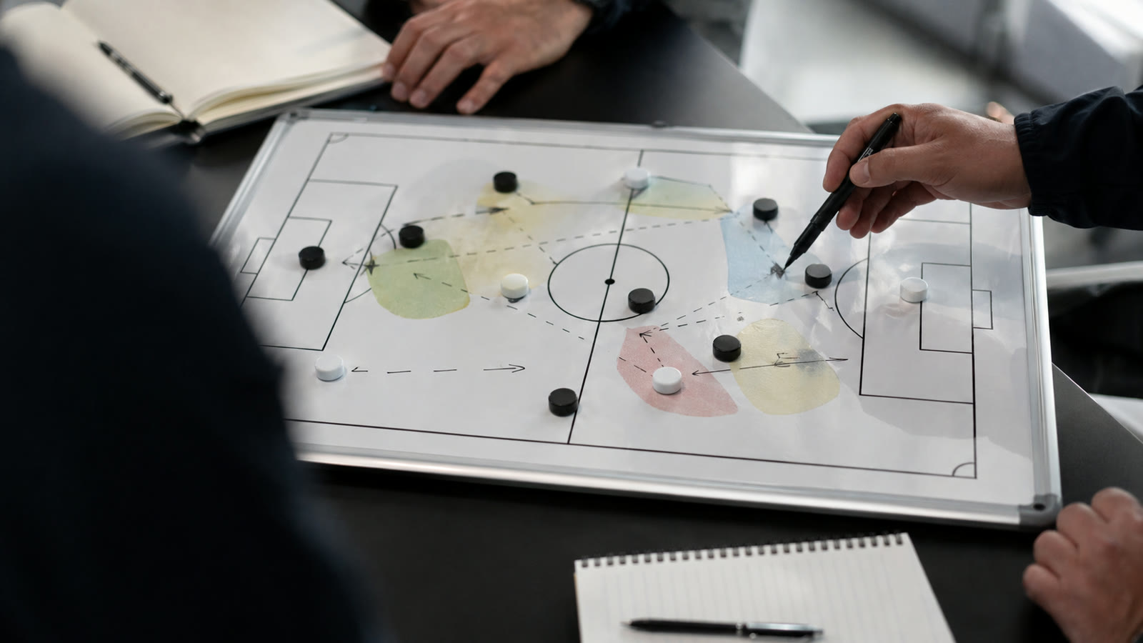 Taktiktafel mit markierten Rollenräumen im Fußball